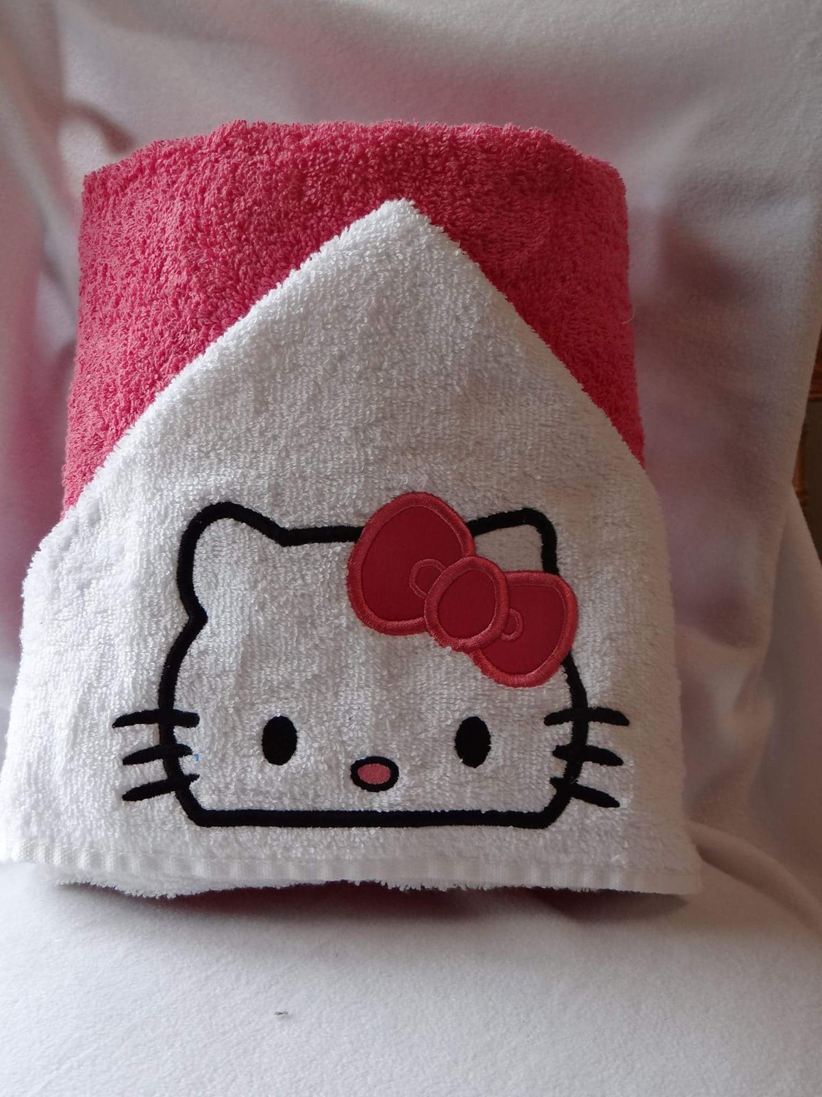 Hooded towel white kitty design appliqué